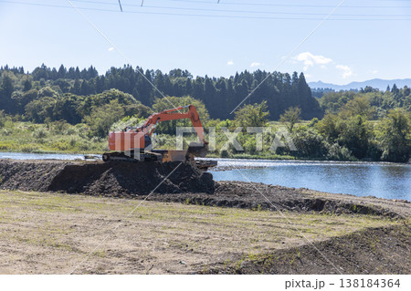 河川の河道拡幅工事をする重機 河川の河道拡幅工事をする重機 138184364