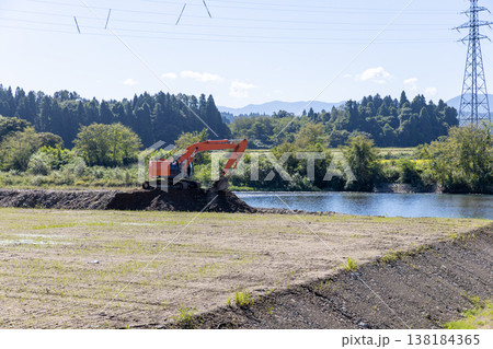 河川の河道拡幅工事をする重機 河川の河道拡幅工事をする重機 138184365