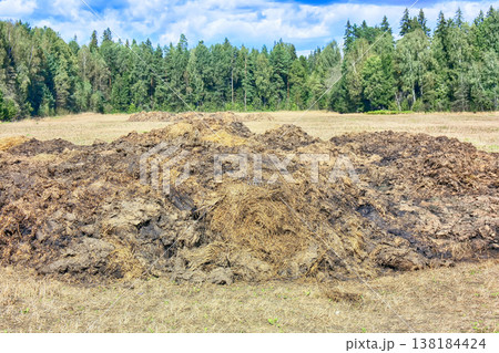 Fertilizer from cow manure and straw Fertilizer from cow manure and straw 138184424