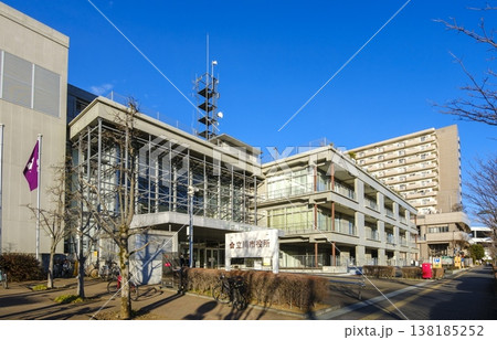 東京都立川市役所のエントランス（東京都立川市泉町） 138185252