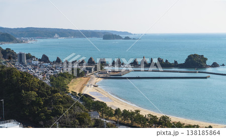 和歌山県:橋杭岩と橋杭海水浴場/海岸線の風景【紀伊熊野国立公園】串本町 和歌山県:橋杭岩と橋杭海水浴場/海岸線の風景【紀伊熊野国立公園】串本町 138185864