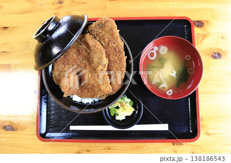 埼玉県秩父市の郷土料理 わらじカツ丼とお味噌汁のセット 138186543