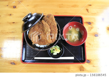 埼玉県秩父市の郷土料理 わらじカツ丼とお味噌汁のセット 138186545