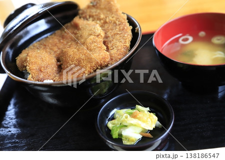 埼玉県秩父市の郷土料理 わらじカツ丼とお味噌汁のセット 138186547