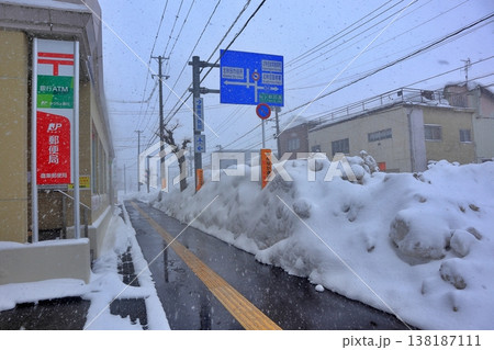 融雪された歩道 138187111