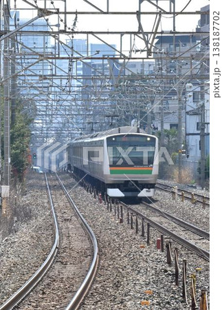 都市を背景にJR宇都宮線を走るE233系通勤電車 都市を背景にJR宇都宮線を走るE233系通勤電車 138187702