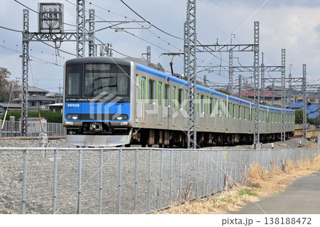 東武アーバンパークラインの通勤電車 138188472