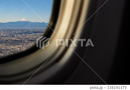 飛行機窓越しに見る富士山と街並み 138191375