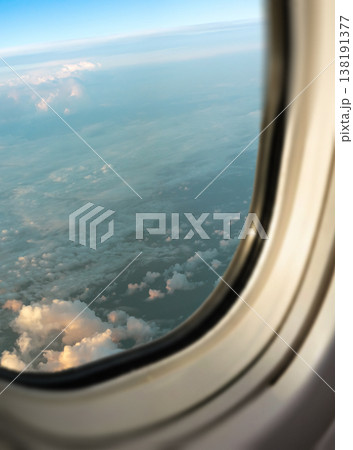 飛行機窓から見える青空と雲 138191377