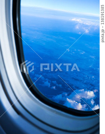 飛行機窓から広がる雲海 飛行機窓から広がる雲海 138191385