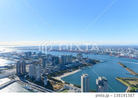 東京湾岸の近代的なビル群と水路 138191387