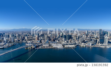 快晴の日に見る東京のスカイラインと海 138191392