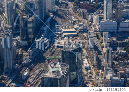 周辺の鉄道と高層ビル群 138191393