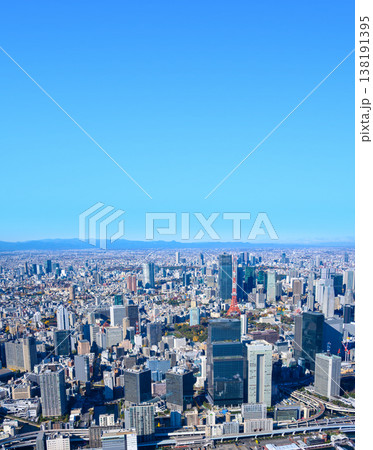 快晴の東京中心部をヘリから空撮 138191395