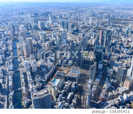 東京中心部のビル群と川の空撮 138191411