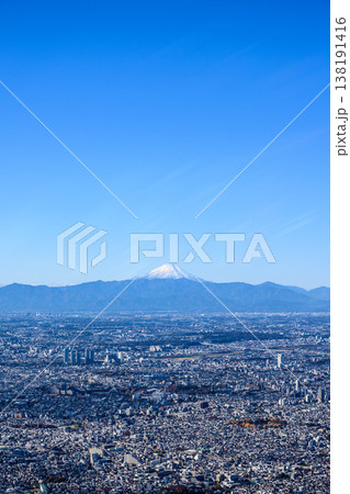 快晴の空と富士山を望む都市の空撮 快晴の空と富士山を望む都市の空撮 138191416