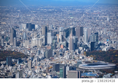 東京のビル群と国立競技場を空撮 東京のビル群と国立競技場を空撮 138191418