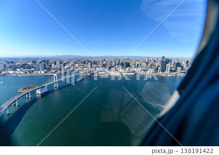 ヘリコプターからのレインボーブリッジと東京湾 ヘリコプターからのレインボーブリッジと東京湾 138191422