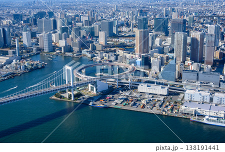 東京のウォーターフロントと橋梁の空撮 東京のウォーターフロントと橋梁の空撮 138191441