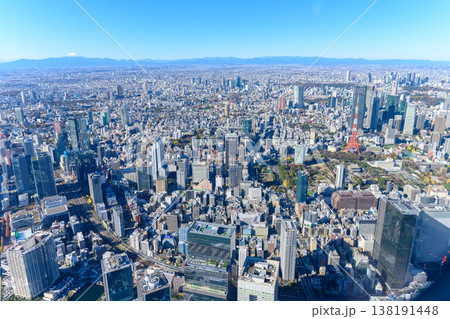 東京タワーと富士山を望む高層ビル群 東京タワーと富士山を望む高層ビル群 138191448