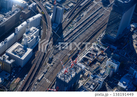 東京の鉄道と高層ビル群の空撮 138191449