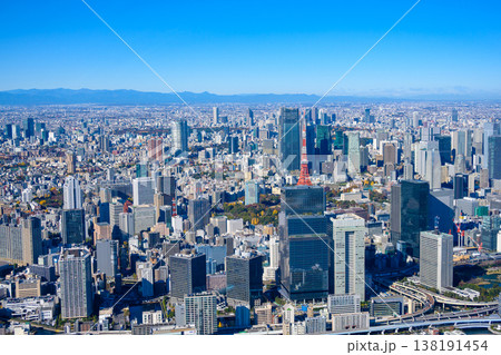 快晴の東京中心部をヘリから空撮 138191454