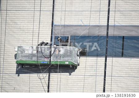 高層ビル外壁のメンテナンスのゴンドラ 138191630