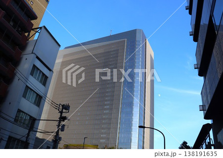 高層ビル外壁のメンテナンスのゴンドラ 138191635