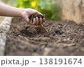 完熟堆肥と腐葉土を混ぜ合わせた健康な土を持つ農家の手元 138191674
