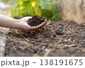 家庭菜園の畝からすくい上げたふかふかで柔らかな土の質感 138191675
