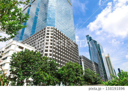 緑のあるビル街の風景 138191896