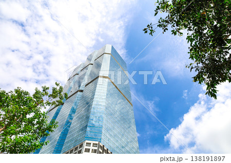 高層ビルを見上げるオフィス街の風景 138191897