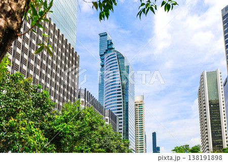 緑のあるビル街の風景 138191898