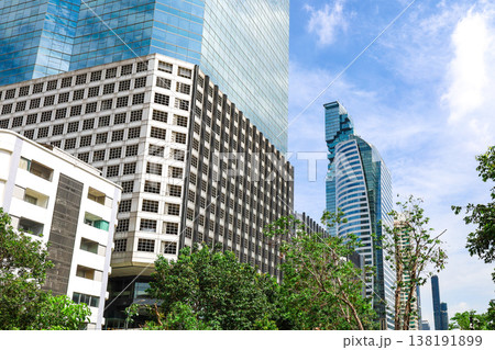 緑のあるビル街の風景 138191899