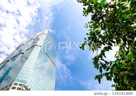 高層ビルを見上げるオフィス街の風景 高層ビルを見上げるオフィス街の風景 138191900