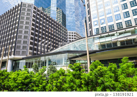 緑のあるビル街の風景 緑のあるビル街の風景 138191921
