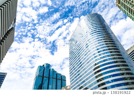 高層ビルを見上げる風景 138191922