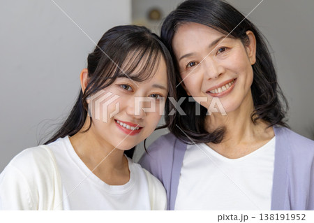 顔を寄せる仲の良い母娘 138191952