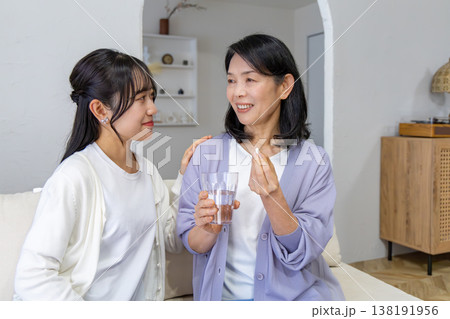 薬を飲む母と娘 健康イメージ 薬を飲む母と娘 健康イメージ 138191956