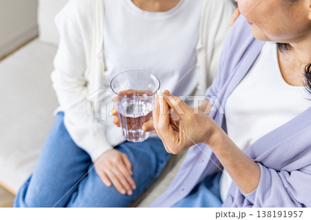 薬を飲む母と娘 健康イメージ 薬を飲む母と娘 健康イメージ 138191957