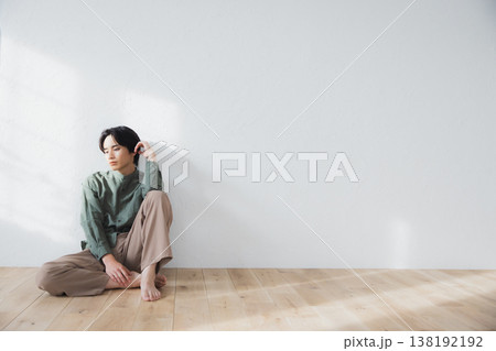 床に座る男性 床に座る男性 138192192