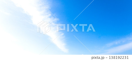 爽快な青空と白い雲のシンプルな風景 爽快な青空と白い雲のシンプルな風景 138192231