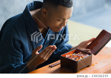 浴衣を着た外国人男性 浴衣を着た外国人男性 138192235