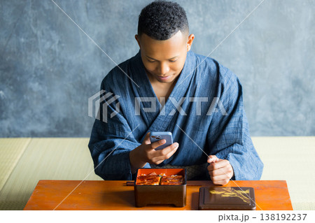 浴衣を着た外国人男性　　　 138192237