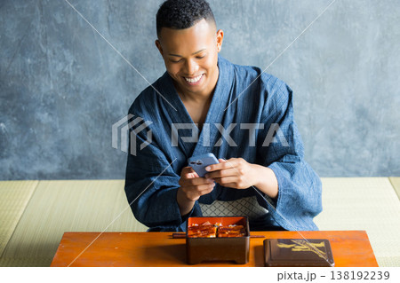 浴衣を着た外国人男性　　　 138192239