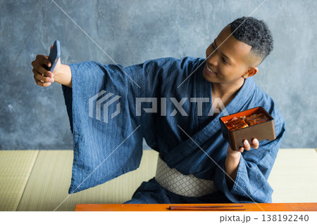 浴衣を着た外国人男性　　　 138192240