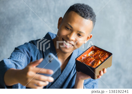 浴衣を着た外国人男性　　　 138192241