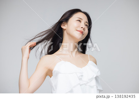 髪を靡かせる若い女性 138192435