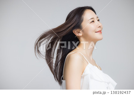 髪を靡かせる若い女性 138192437