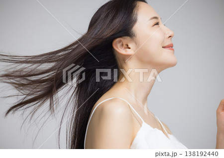 髪を靡かせる若い女性 138192440